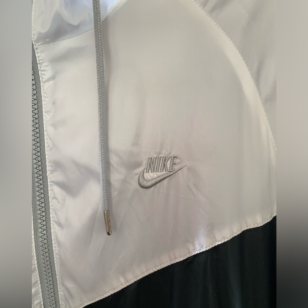 EUC Nike Men Sportwear Windrunner Jacket Size M in Grey/White/Black Combo - Picture 3 of 13